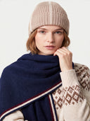 Nahaufnahme des Navy-Schals am Hals, weiche Strickstruktur und Streifen in Bordeaux und Creme sichtbar