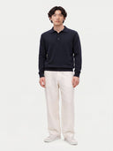 Herren Kaschmir Polopullover in Navy, Vorderansicht am Model mit weiter heller Hose