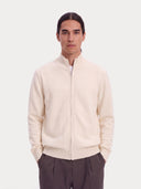 Nahaufnahme des Stehkragens und Reißverschlusses der Strickjacke in Marshmallow am Model