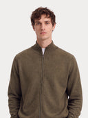 Nahaufnahme von Stehkragen und Reißverschluss der Strickjacke in capulet olive am Model