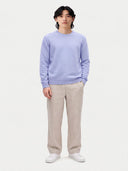 Feiner Kaschmirpullover mit Rundhalsausschnitt in Classic Blue, von einem Model getragen, Ganzkörperansicht von vorne