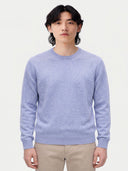 Pullover in Classic Blue am Model, Nahaufnahme von vorne mit Rundhals und feinen Rippabschlüssen