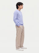 Seitenansicht des Pullovers in Classic Blue, getragen mit beiger Hose und weißen Sneakern