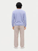 Rückenansicht des Strickpullovers in Classic Blue mit Rippbündchen an Saum und Ärmeln
