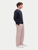 Seitenansicht des Strickpullovers in Navy mit feinen Rippbündchen, kombiniert mit heller Hose