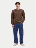 Feiner Kaschmirpullover mit Rundhalsausschnitt in Dark Brown, von einem Model zu Jeans getragen, Vorderansicht
