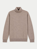 Kaschmir Rollkragenpullover in Taupe mit hohem Umschlagkragen und gerippten Bündchen, Vorderansicht als Flatlay