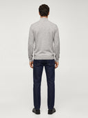 Rückansicht des hellgrauen Strickpullovers mit gerader Silhouette und geripptem Saum am Model