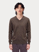 Modell trägt Herren Kaschmirpullover mit V-Ausschnitt in Olive Brown, Vorderansicht mit Rippabschlüssen