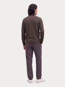 Rückansicht des olivbraunen Strickpullovers am Modell, gerade Form mit Rippbund