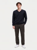 Herren Kaschmirpullover mit V-Ausschnitt in Navy, Frontansicht am Modell mit Hose und Sneakern