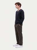 Seitenansicht am Modell, leichte Form in Navy mit glattem Jersey-Strick und langen Ärmeln