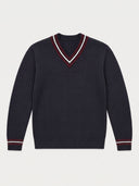 Herren Kaschmir-Cricket-Pullover in Navy mit V-Ausschnitt und Kontraststreifen in Weinrot und Weiß, Rippstrick, flach liegend von vorne