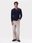 Model trägt den Kaschmir-Cricket-Pullover in Navy zu heller Jeans, Ganzkörperansicht von vorne