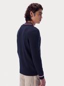 Kaschmir-Cricket-Pullover in Navy am Model, Rückansicht