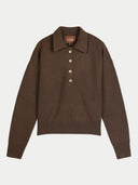 Dunkelbrauner Kaschmir-Polopullover mit Fünf-Knopf-Leiste und GOBI-Etikett, flach liegend vor hellgrauem Hintergrund