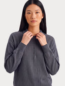 Modell trägt Polokragen-Pullover in Graphite Black, Nahaufnahme von Kragen und vier Knöpfen