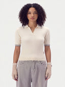 Nahansicht am Modell von vorne, offener Ausschnitt und spitzer Kragen in Pure White mit grauen Streifen