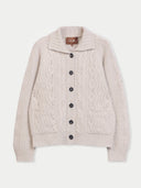Damen Kaschmir Strickjacke in Natural Beige mit Zopfmuster, Cutaway-Kragen und aufgesetzten Taschen, Vorderansicht