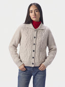 Model trägt die Kaschmir-Strickjacke mit Zopfmuster und Cutaway-Kragen in Naturbeige, Vorderansicht