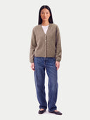 Damen Kaschmir Strickjacke in Taupe mit V-Ausschnitt und Perlmuttknöpfen, von einem Model mit Jeans getragen, Vorderansicht