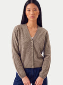 Nahaufnahme der Strickjacke in Taupe mit V-Ausschnitt, Perlmuttknöpfen und gerippten Abschlüssen am Model