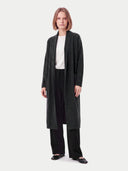 Lange Kaschmir-Strickjacke in Charcoal mit Schalkragen, offen getragen von einem Model, Vorderansicht