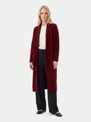 Lange Kaschmir Strickjacke in Wine Red mit Schalkragen, offen getragen von einem Model, Vorderansicht