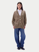 Damen Kaschmir Strickjacke in Taupe mit V-Ausschnitt, am Model in ganzer Länge mit weißer Bluse und Jeans