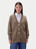 Lockere Strickjacke in Taupe mit tiefem V-Ausschnitt und Knopfleiste, Vorderansicht am Model