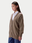 Weit geschnittener Cardigan in Taupe in der Seitenansicht mit Rippkanten an Saum und Ärmeln