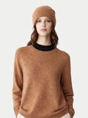 Model trägt das Kaschmir-Set aus Pullover und Mütze in Braun, Vorderansicht