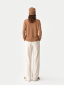 Model trägt das Kaschmir-Set aus Pullover und Mütze in Braun, Rückansicht