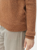 Nahaufnahme des Pullovers aus dem Kaschmir-Set aus Pullover und Mütze in Braun, Feinstrick und Rippbündchen