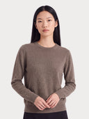 Nahaufnahme des Halsausschnitts in Taupe, am Model getragen, glatter Jersey-Strick
