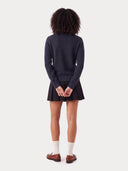 Rückansicht am Model: glatter Jersey-Strick in Navy mit geripptem Saum