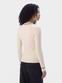 Rückansicht des schmal geschnittenen Rippstrick-Pullovers in Pure White am Model
