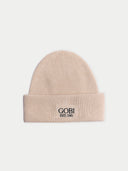 Unisex nahtlose Kaschmir Rippstrick-Mütze in Beige mit breitem Umschlag und GOBI Stickerei, flach liegend von vorne