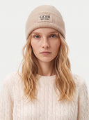 Model mit der Kaschmir Rippstrick-Mütze in Beige, Vorderansicht