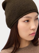Nahaufnahme der Mütze in Olive Brown am Model, Detail des feinen Strickbilds und gerollten Randes