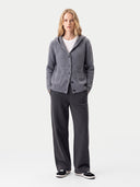 Model mit Kaschmir-Cardigan mit Kapuze und breiten Schultern in Plum Kitten, Vorderansicht