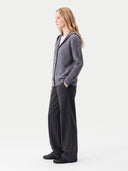 Model mit Kaschmir-Cardigan mit Kapuze und breiten Schultern in Plum Kitten, Seitenansicht