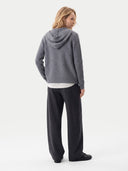 Model mit Kaschmir-Cardigan mit Kapuze und breiten Schultern in Plum Kitten, Rückansicht mit Kapuze