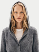 Model mit Kaschmir-Cardigan mit Kapuze und breiten Schultern in Plum Kitten, Detailansicht mit Kapuze