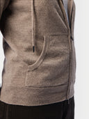 Detailansicht der gebogenen Smiley-Tasche und des Reißverschlusses in Taupe