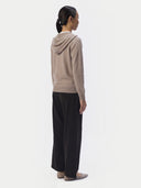 Rückansicht des Zip-Hoodies in Taupe mit Kapuze am Model