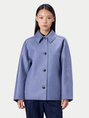 Modell trägt die Meltonjacke in Blue Shadow geöffnet zu dunkelblauer Hose, Vorderansicht