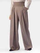 Damen Kaschmir Hose in Taupe mit Bundfalten und weitem Bein, Vorderansicht am Model