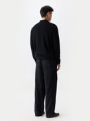 Rückansicht der schwarzen Strickjacke am Model, nahtlos gestrickt mit glatter Oberfläche