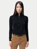 Damen Kaschmir Strickjacke mit Reißverschluss in Schwarz, Stehkragen, Vorderansicht am Model